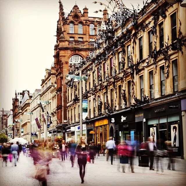 Late shops. People make Glasgow бренд.