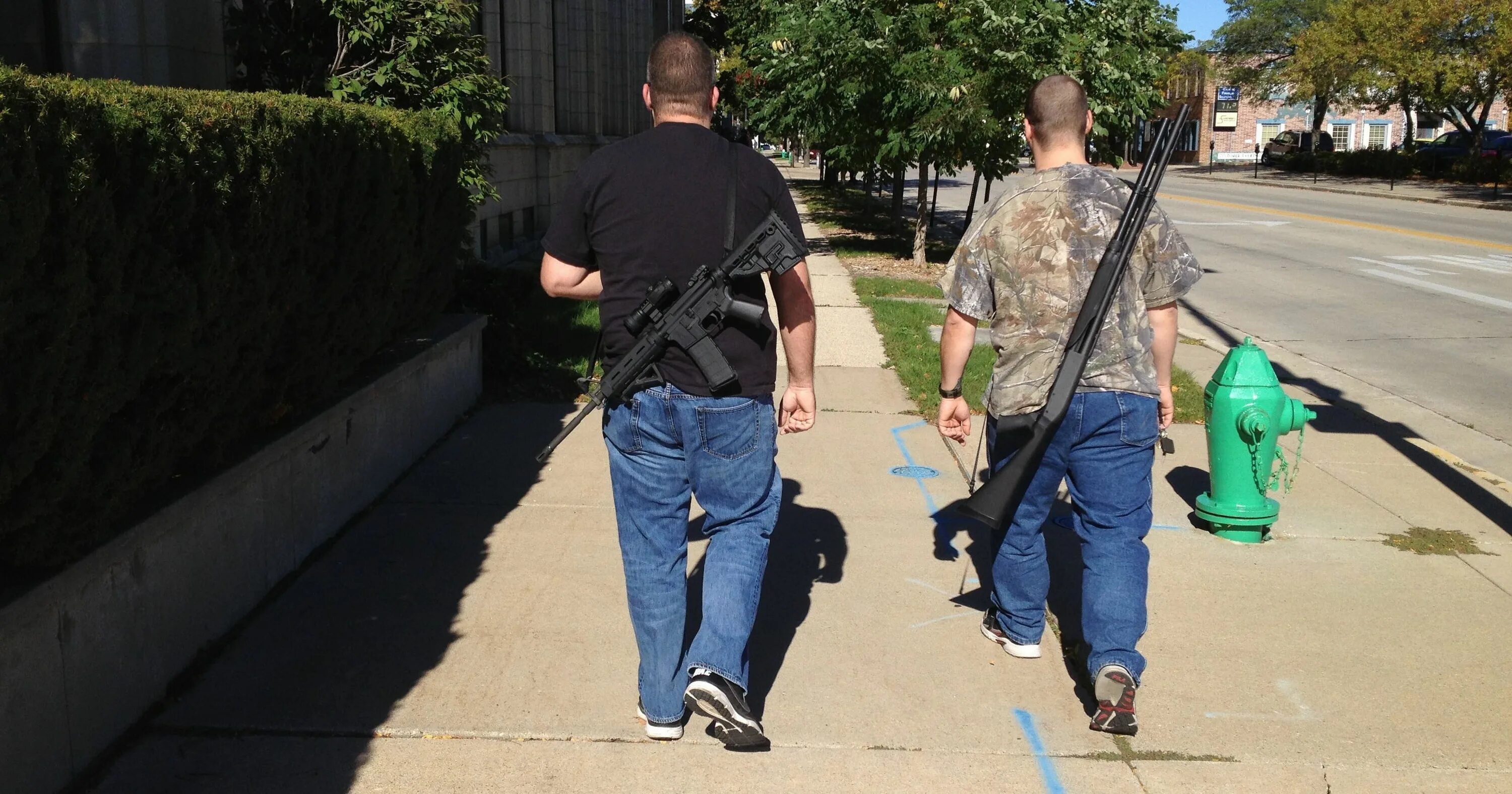 Можно таскать на автомате. Техас свободное ношение оружия. Открытое ношение оружия в США. Люди с оружием на улице. Открытое ношение оружия в Техасе.