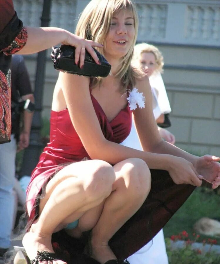 История под юбкой. Короткие юбки на выпускном. Засветилась на празднике. Чулки в советской школе. Выпускницы забрали юбки.