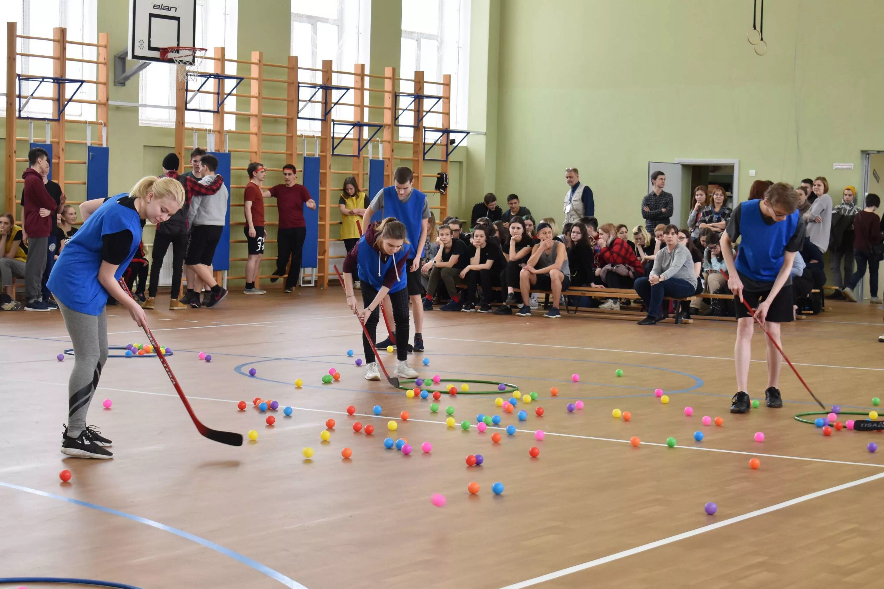 Спортивных конкурсы в школе. Веселые старты. Спортивные соревнования для детей. Весёлые старты эстафеты. Спортивный праздник.