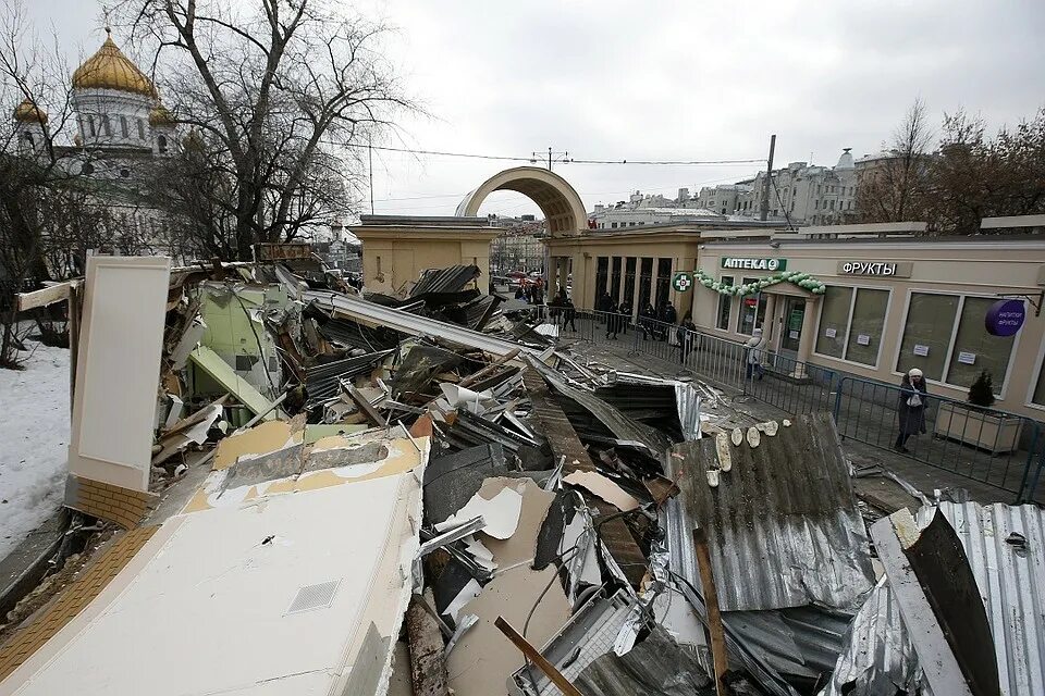 Демонтаж торгового павильона. Снос посты. Ночь длинных ковшей чистые пруды. Снос павильонов. Демонтаж ларьков.