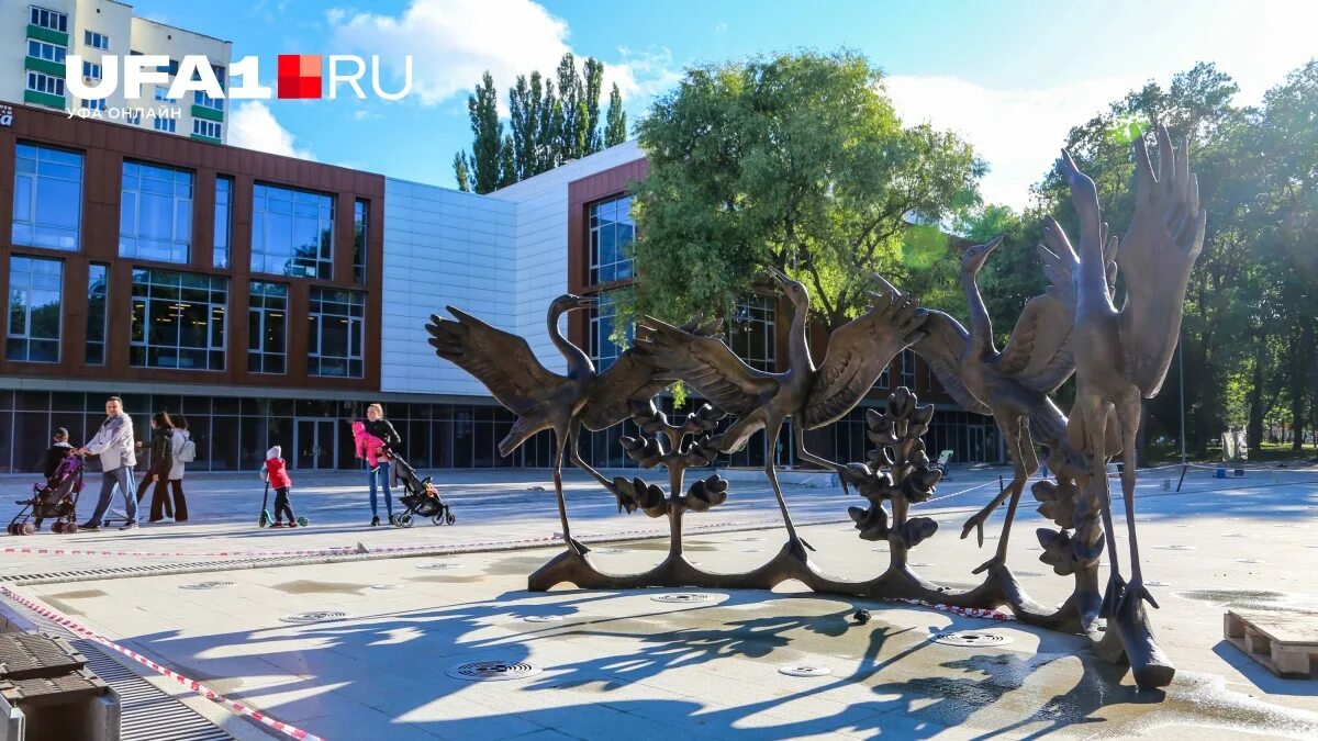 Гдк уфа фонтан. Фонтан танцующие журавли в уфе. Сквер дубки уфа. Гдк парк. Поселок молодежный бийск.