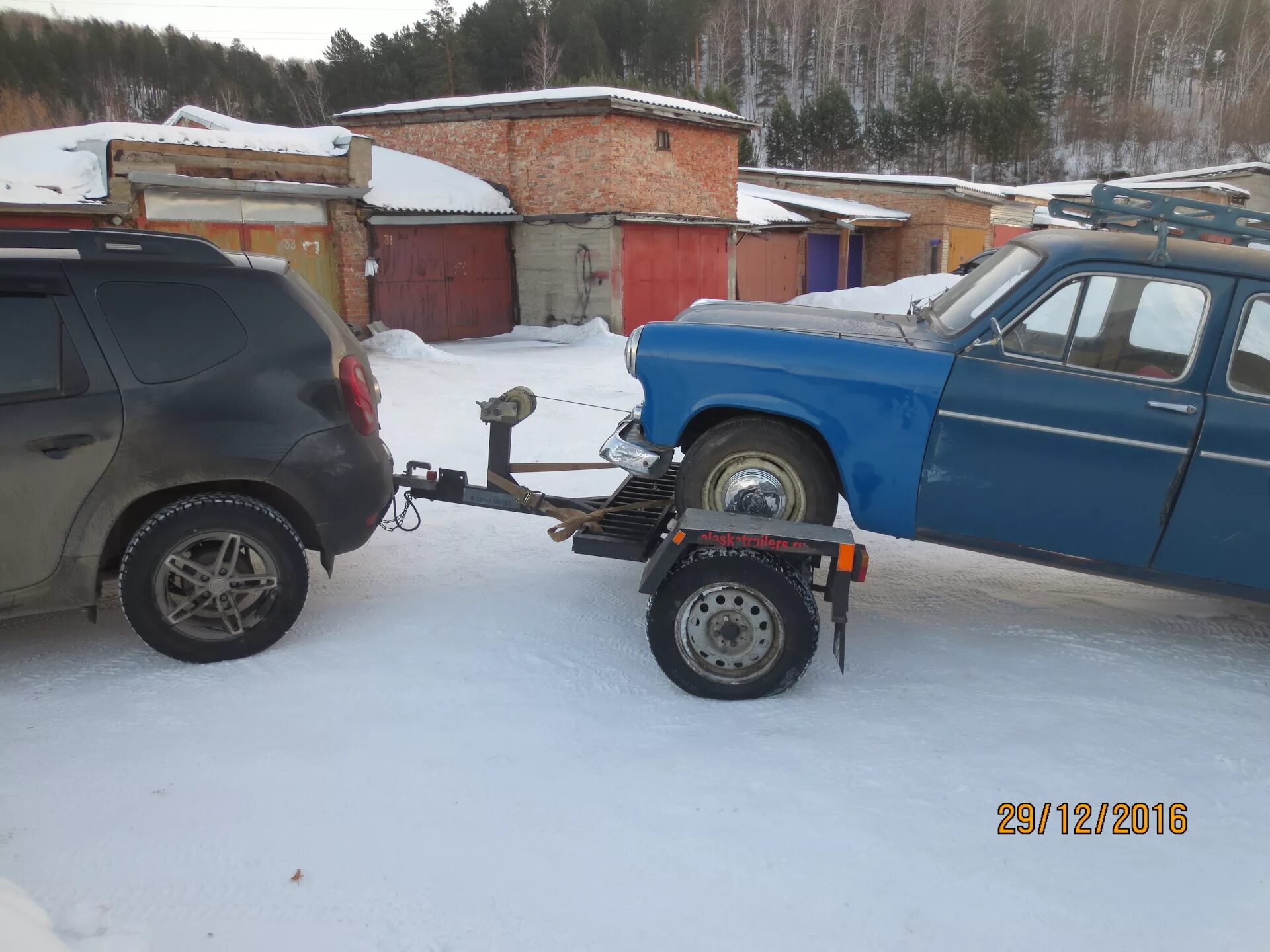 Частичная буксировка автомобиля. Буксирование методом частичной погрузки. Буксировка методом частичной погрузки. Жёсткая сцепка для легковых с частичной погрузкой. Частичная буксировка автомобиля.