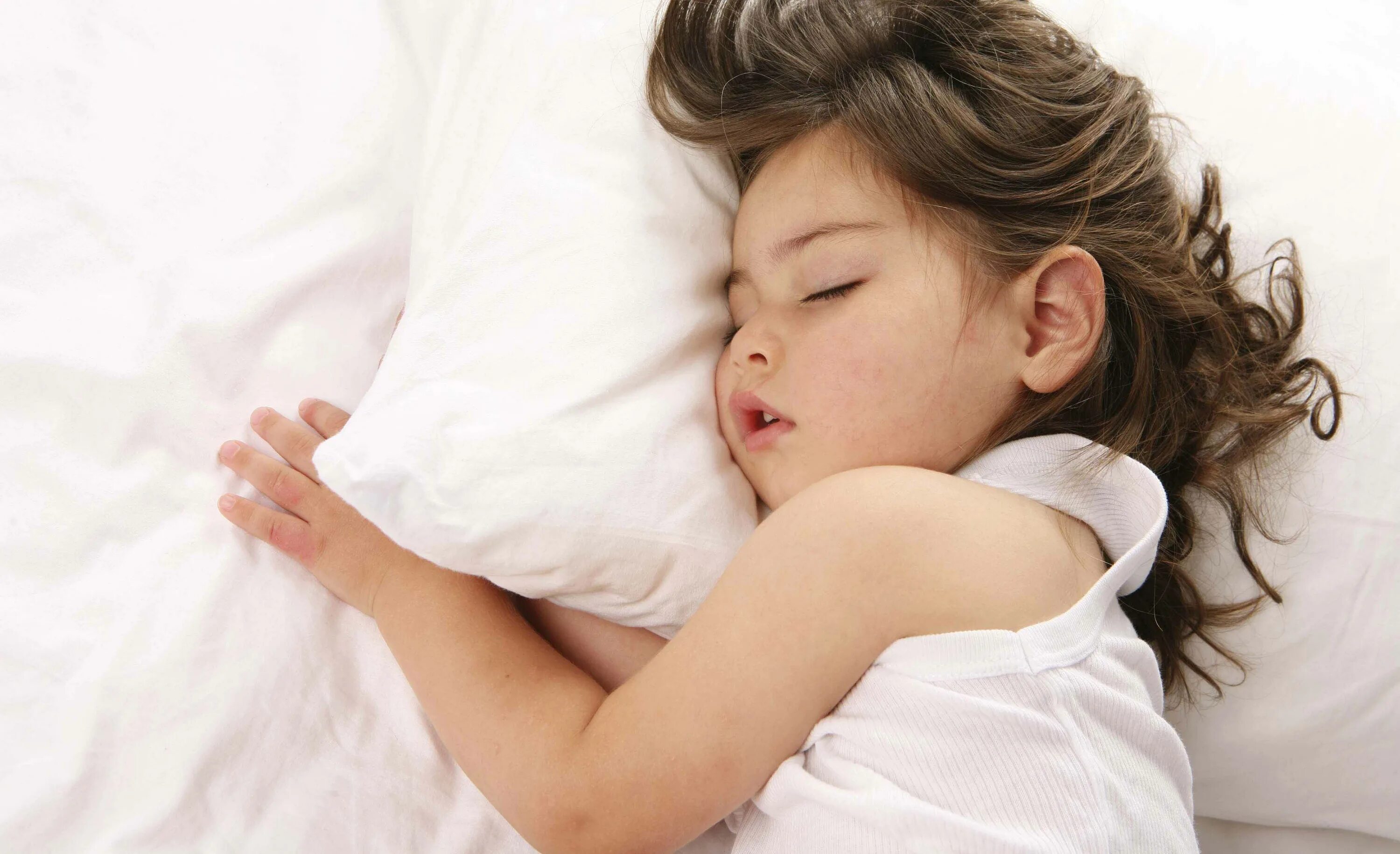 Дети считают что взрослые спать. Сонная девочка. Маленькая девочка засыпает.
