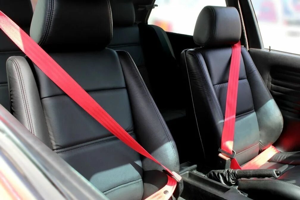 Новые ремни безопасности. Ремни безопасности BMW m3. BMW e34 m5 ремень безопасности. Ремни безопасности БМВ е34 м5. Ремень безопасности для автомобиля.