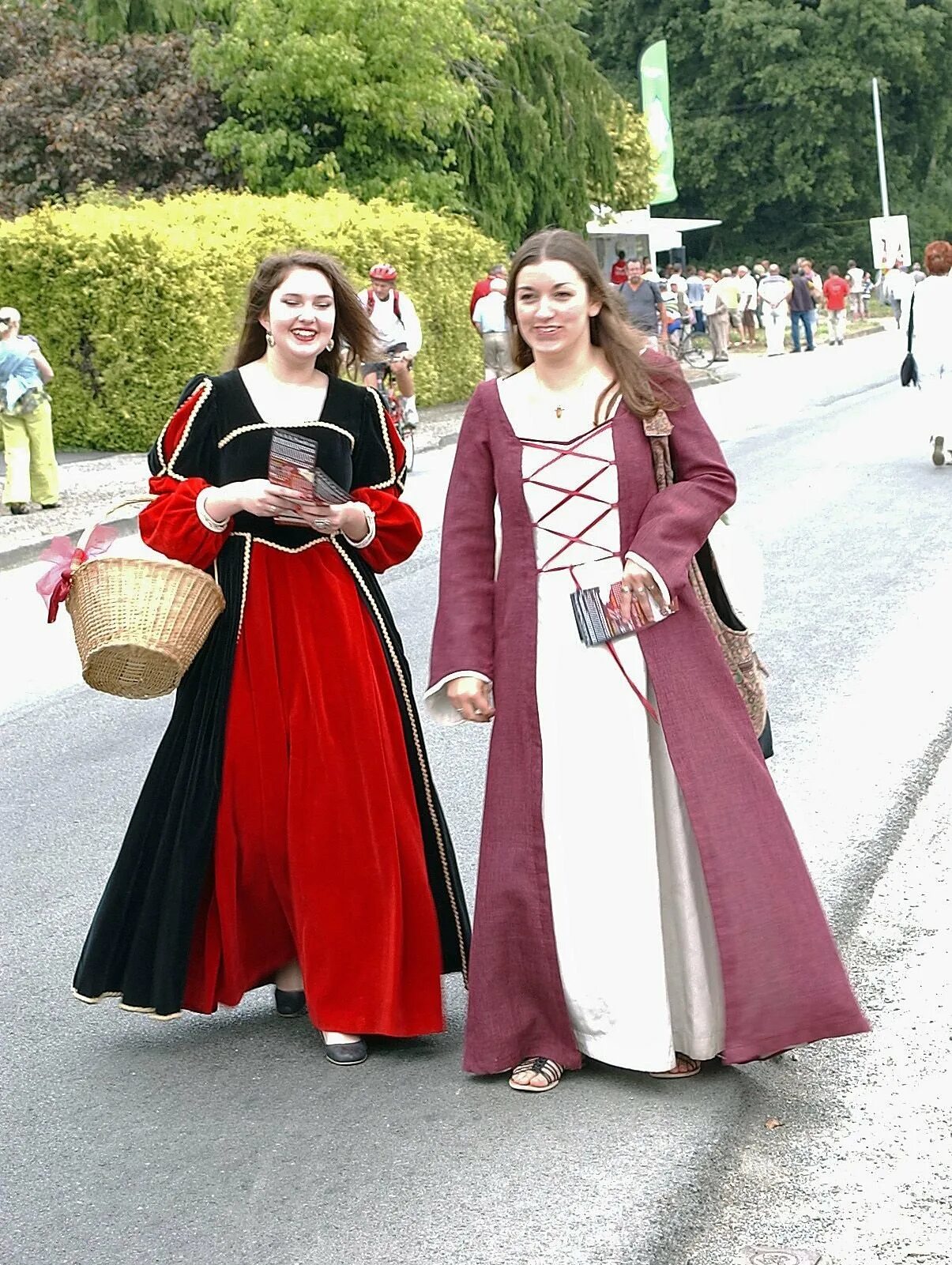 Франция народ нац костюм. Традиционная одежда Франции. Французский национальный костюм. Французский народный костюм.