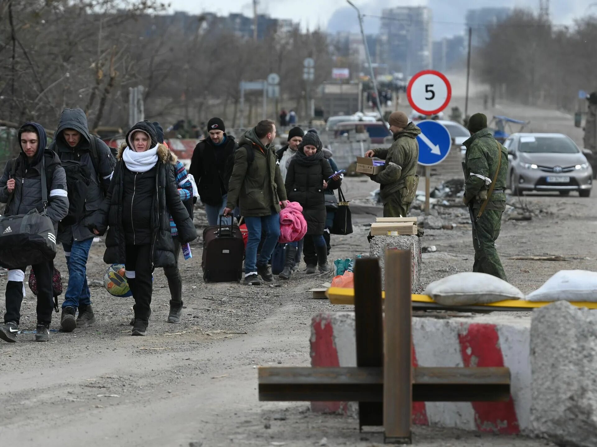 Мирные люди на войне Украина. Беженцы из Мариуполя. Жители Мариуполя. Беженцы из Мариуполя 2022.