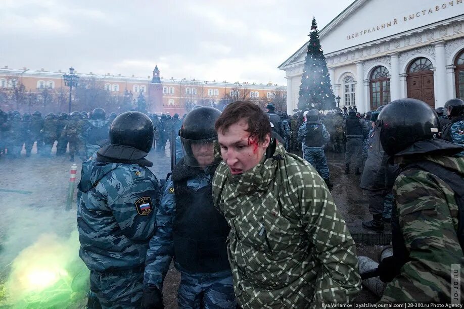 2010 - Массовые беспорядки в Москве на Манежной площади.. Беспорядки на Манежной площади 2010. 11 Декабря 2010 Манежная площадь. Бунт на Манежной площади 2010.