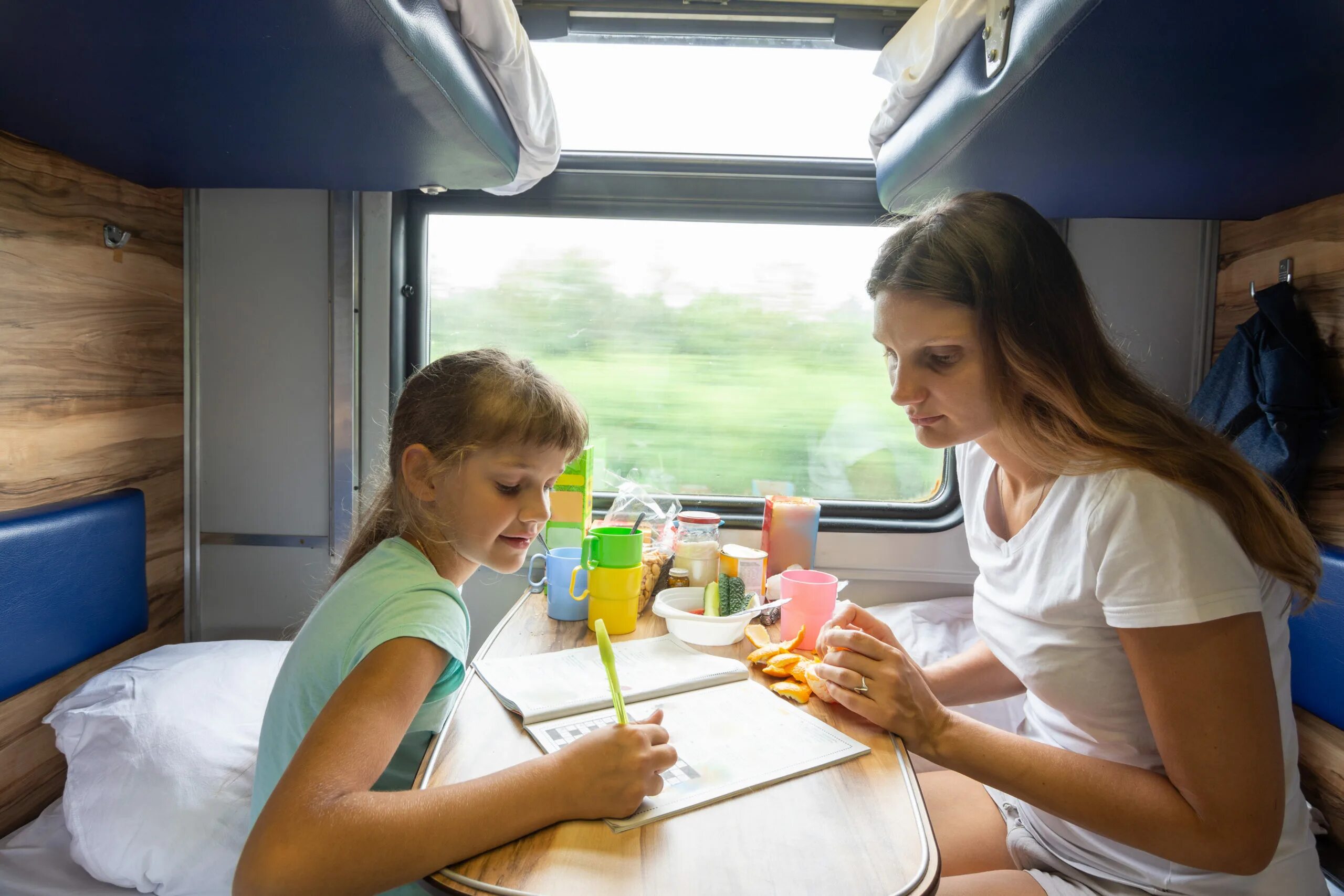Еда в поезд с детьми. Поезда для детей. Мама с ребенком в поезде. Еда в дорогу на поезде.