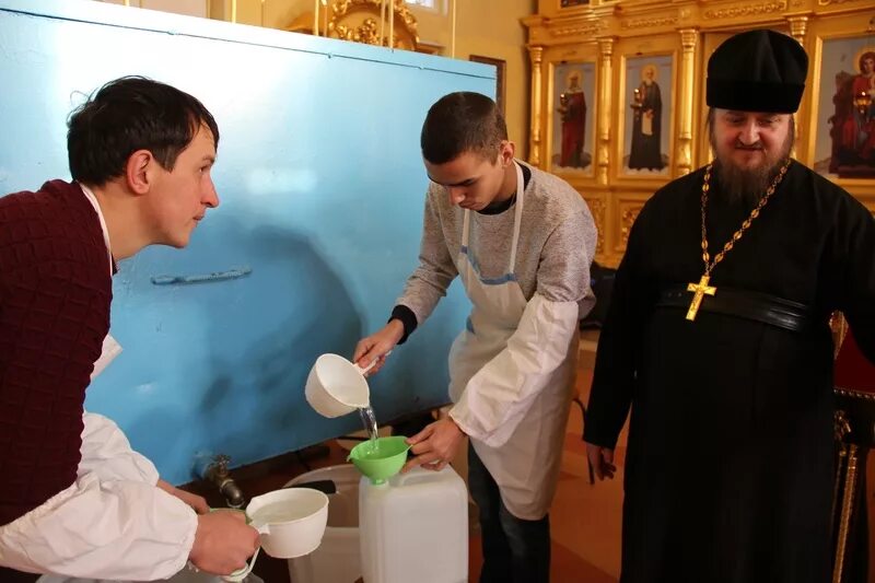 святая вода из под крана когда набирать. молитва на крещение господне. крещение в 2021 в какой день. как правильно пить святую воду. структура крещенской воды.