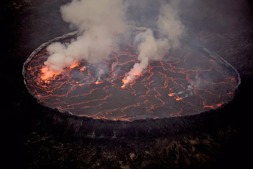 Кипящая земля. Вулкан Ньирагонго. Ньирагонго извержение. Извержение 1977 Ньирагонго. Лавовое озеро Конго.