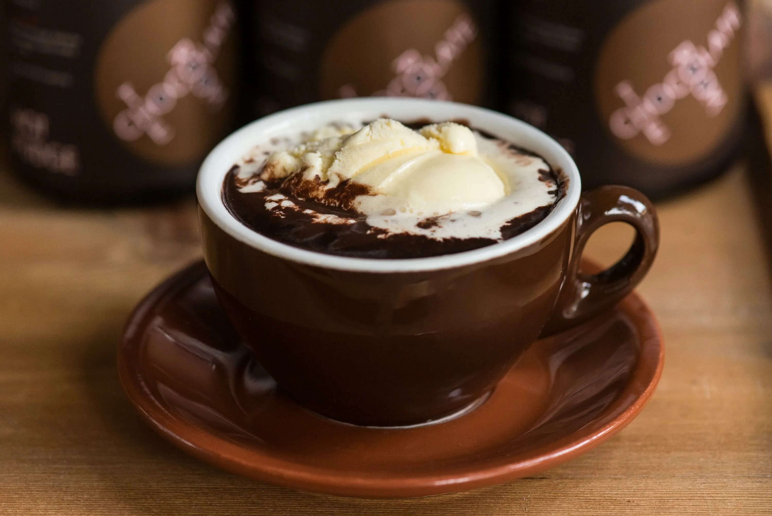 Горячий шоколад без шоколада. Горячий шоколад Шоколадница. Чашка горячего шоколада. Кофе и шоколад. Холодный шоколад напиток.
