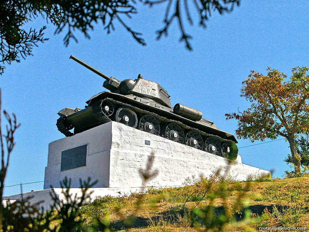 Памятник т-34 Севастополь. Памятник танкистам-освободителям Севастополя. Памятник героям танкистам Севастополь. Севастополь памятник танкистам на красной Горке. Севастополь красная горка