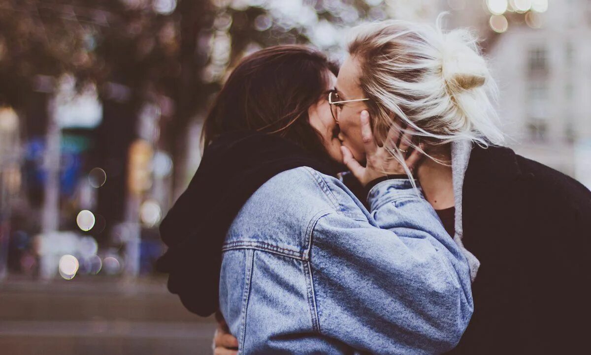 Lesbian took. Милые парочки Эстетика блондинка. Нежные лесбийские объятия. Лесбос любовь подростков. Блондинка с каре поцелуй с языком.