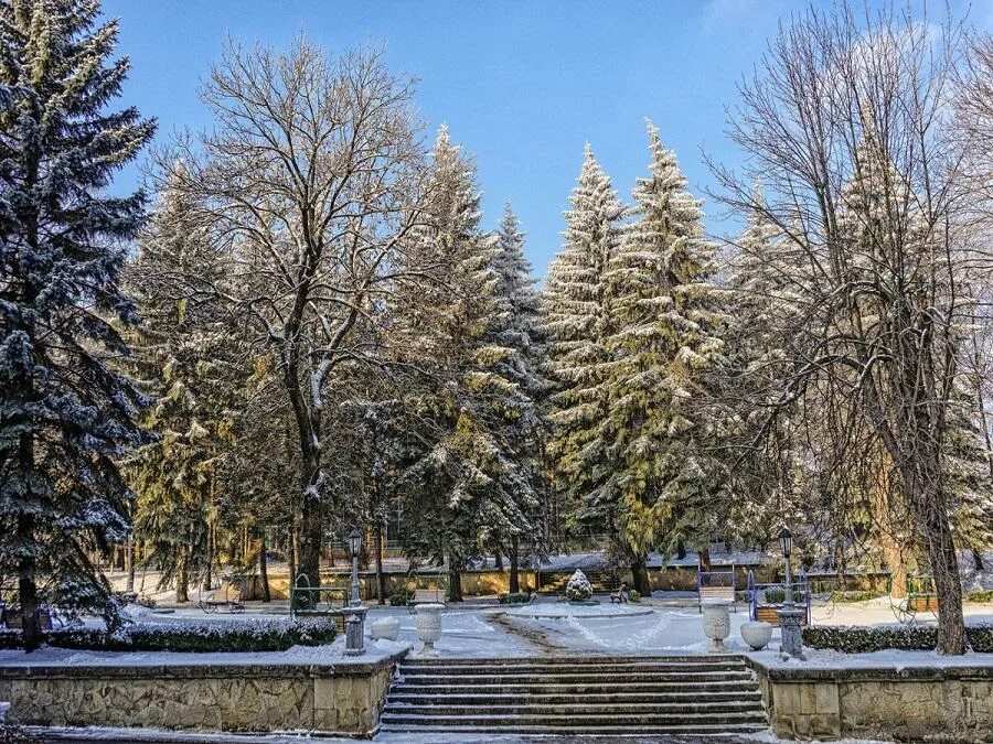 Курортный парк Ессентуки весной. Ессентуки зима. Курортный парк Ессентуки в марте. Ессентуки зимой.