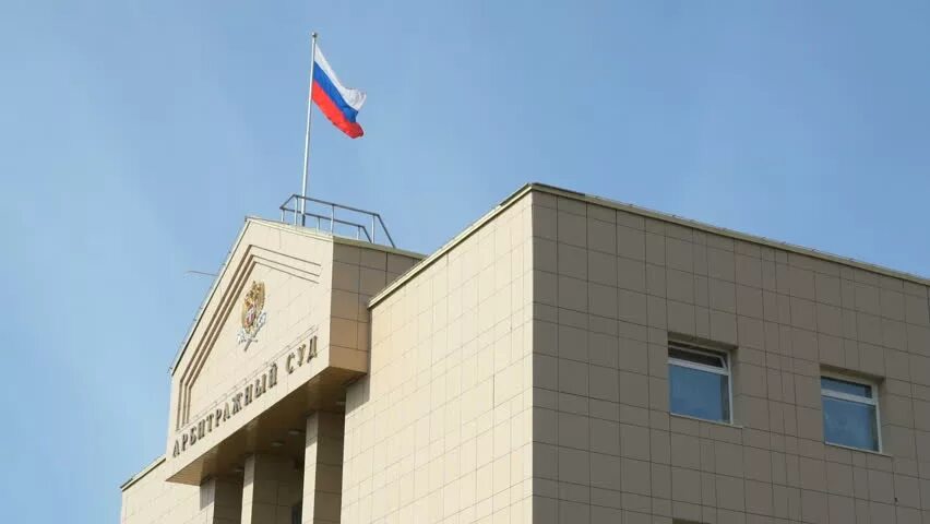 Флаг судов рф. Гос флаг на здании суда РФ. Флаг России на здании. Флагшток на здание. Флаг России на здании суда.