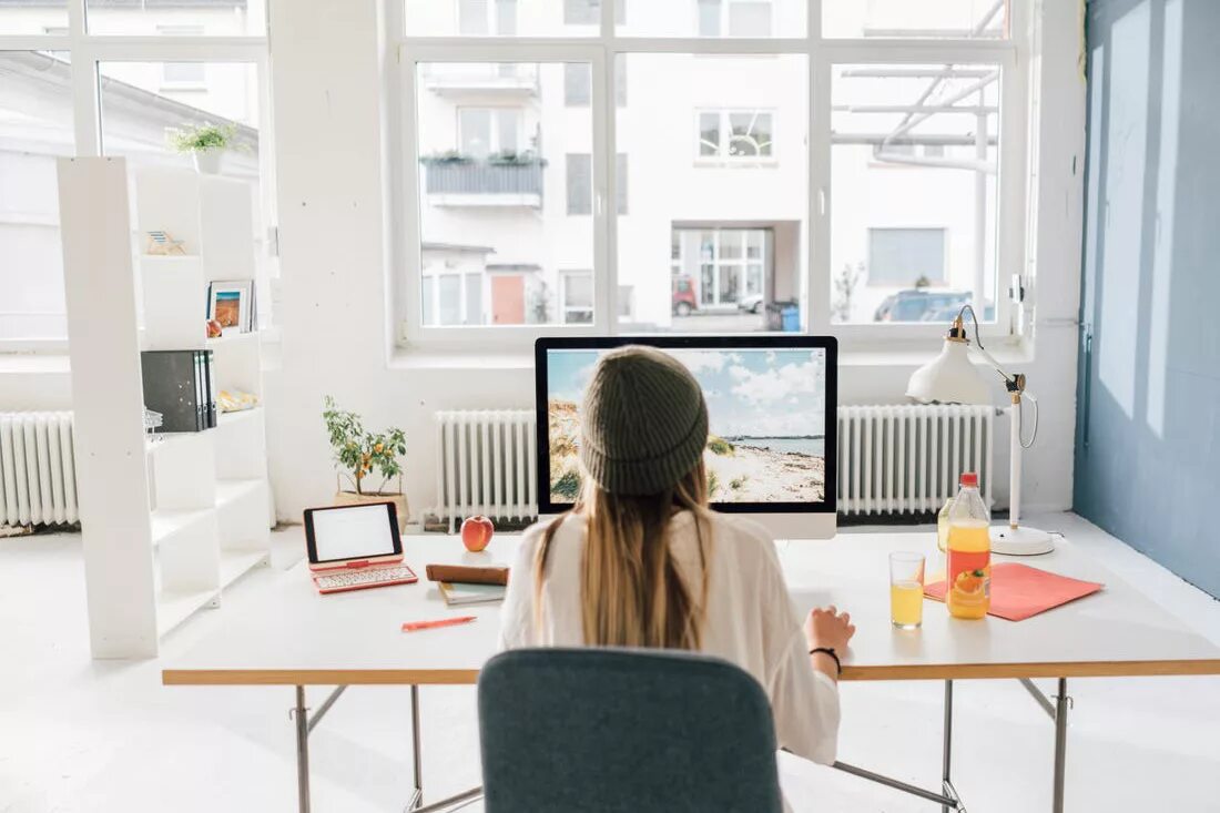 Семейный дом. Working environment. Утренняя аэробика. Семья в интерьере. Домашний фитнес.