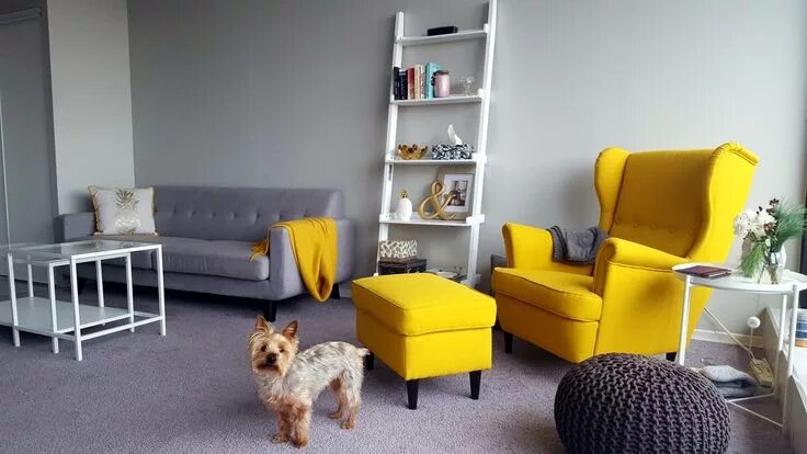 Желтое кресло в интерьере Yellow armchair Grey and yellow living room, Yellow living room, Yellow chair li