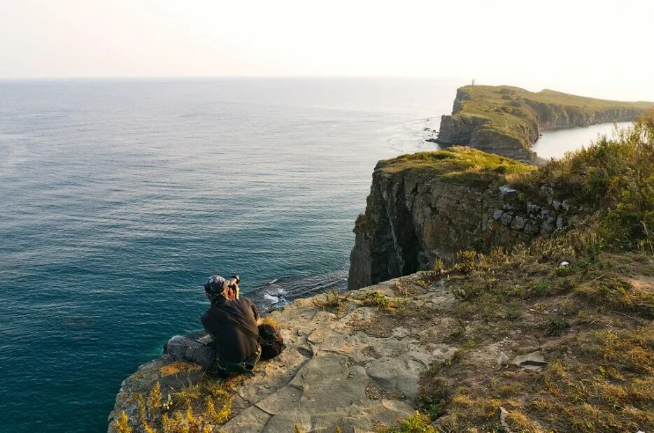 маяк на мысе тобизина. бухта черепаха приморский край. приморье мыс тобизина. юго восточное побережье. гора карадаг феодосия.