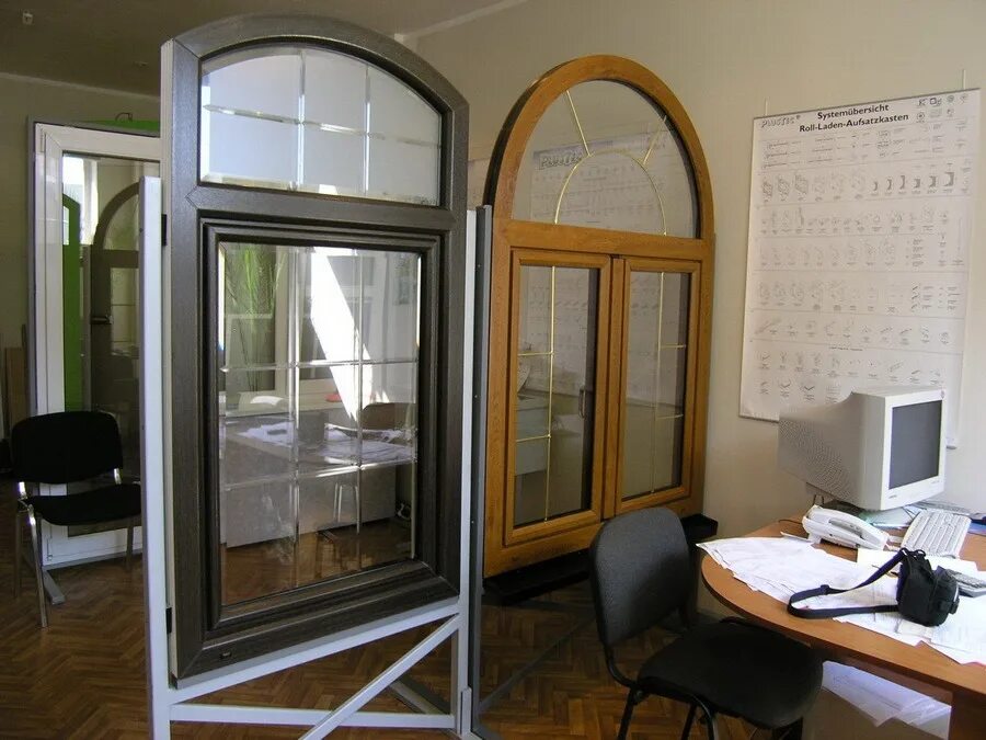 Иваново купить окна. Окно в офисе. Офис окон ПВХ. Офис продаж пластиковых окон. Стенд с окнами.