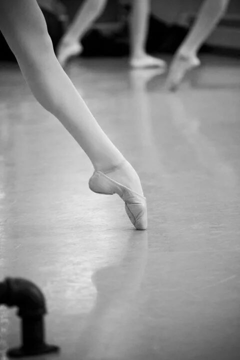 Подъем стопы. Балетный подъем стопы. Выворотная стопа балерины. Стопы в хореографии.