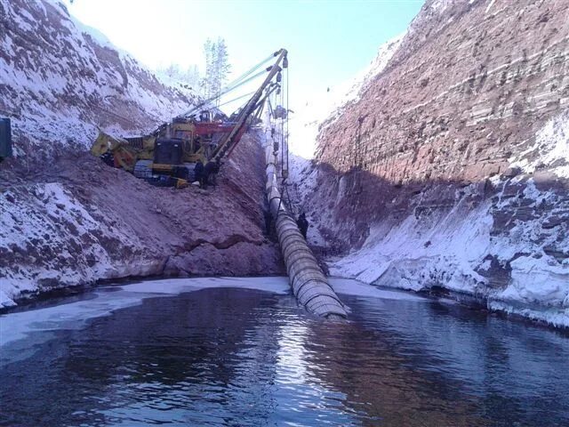 Прокладка нефтепровода. Чугунные кольцевые грузы для балластировки трубопроводов. Северный поток - 2. Укладка магистрального трубопровода в траншею. Прокладка нефтепровода.