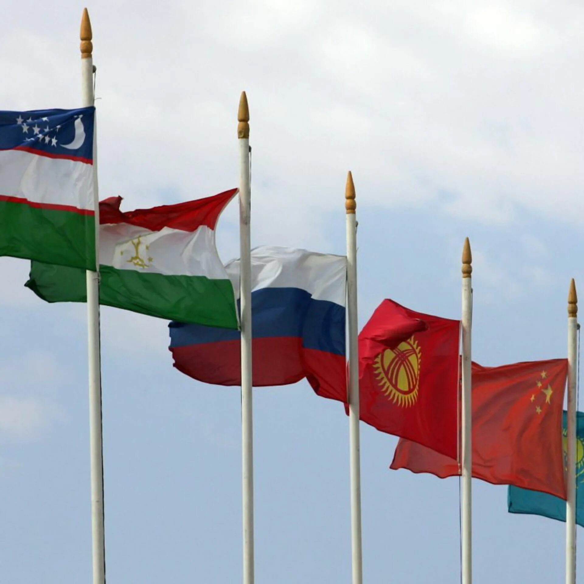 Россия вся в азии. ШОС В Узбекистане флаг. Флаг Таджикистан Узбекистан Русия. Флаги государств ШОС. ШОС Кыргызстан флаг.