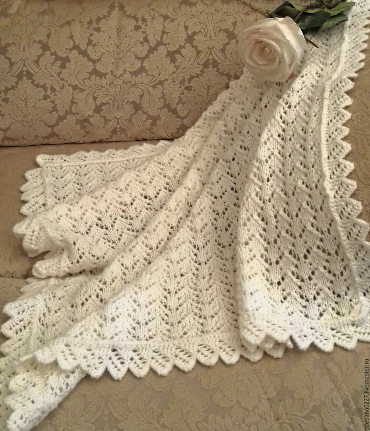 Вязаное одеяло для малыша. Кружевной плед для новорожденного. Ажурный плед. Ажурный плед. Ажурный плед.