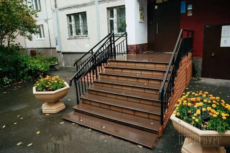 Противоскользящее покрытие ecostep. Монолитные ступени для входной группы. Облицовка ступеней входной группы. Ступени входные в магазин. Крыльцо подъезда.