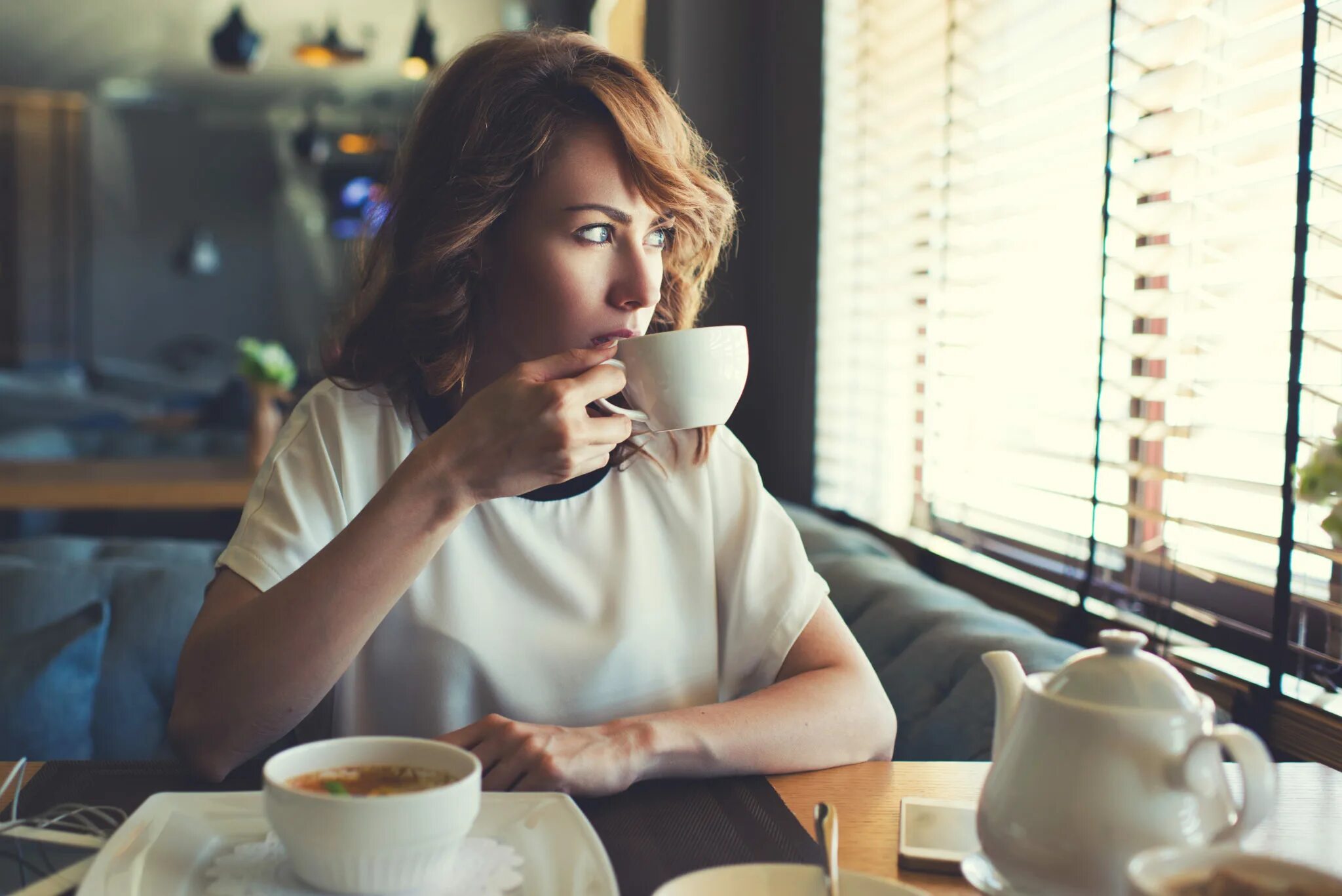 I drink coffee the morning. Девушка в кафе. Девушка пьет кофе. Женщина с чашкой кофе. Задумчивая девушка в кафе.