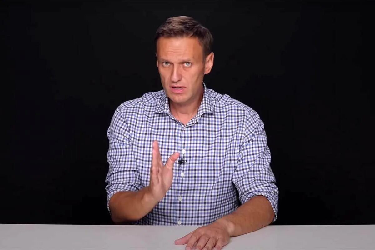 File:Alexei Navalny marching in 2017 (cropped 2).jpg - Wikipedia