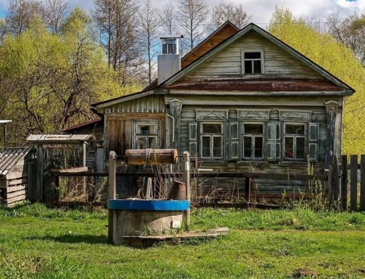 Советский дом в деревне. Деревенский дом. Домик в деревне. Сельский домик. Старый деревенский домик.