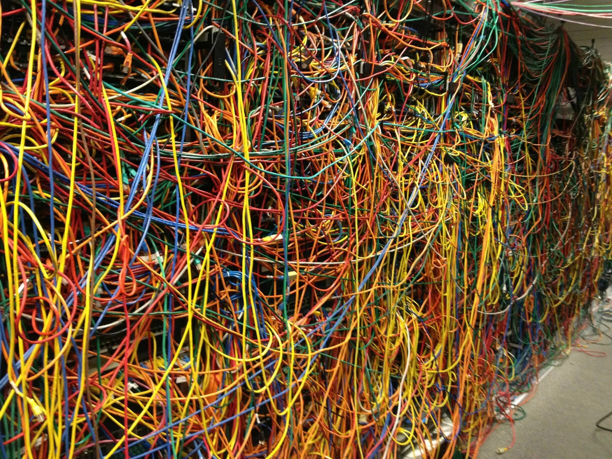 Электрик с кабелем. Wires water. Провода. Электрические провода. Куча спутанных проводов.