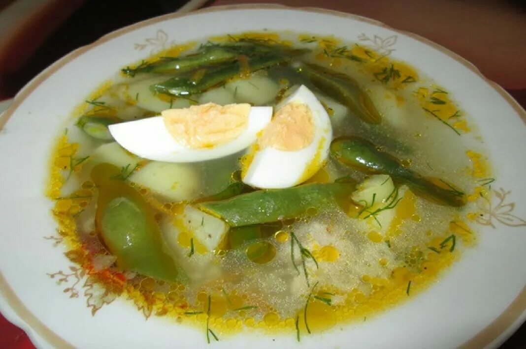 Суп со стручковой фасолью и курицей. Суп овощной со спаржей. овощной суп со стручковой фасолью. овощной суп со спаржевой фасолью. суп со стручковым горохом.