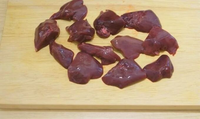 Как чистить куриную печень. Нарезанная куриная печень.
