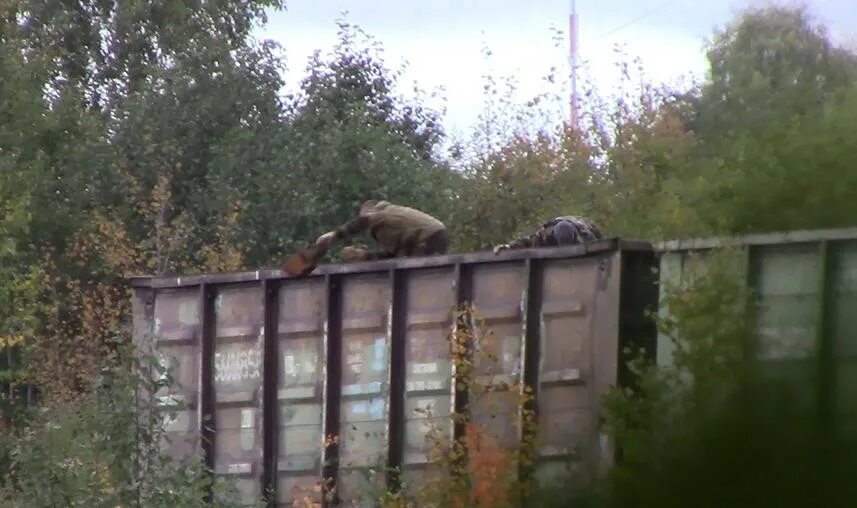 Металлолом в кировском районе. Станция стальная омутнинск. погрузка металлолома. воруют металл с вагонов.