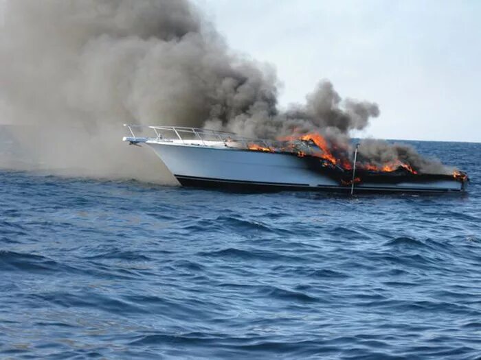 подрыв катера. пристань в гари лодка. взрыв нефтедобывающего судна у берегов нигерии. взрыв катера. подрыв катера.