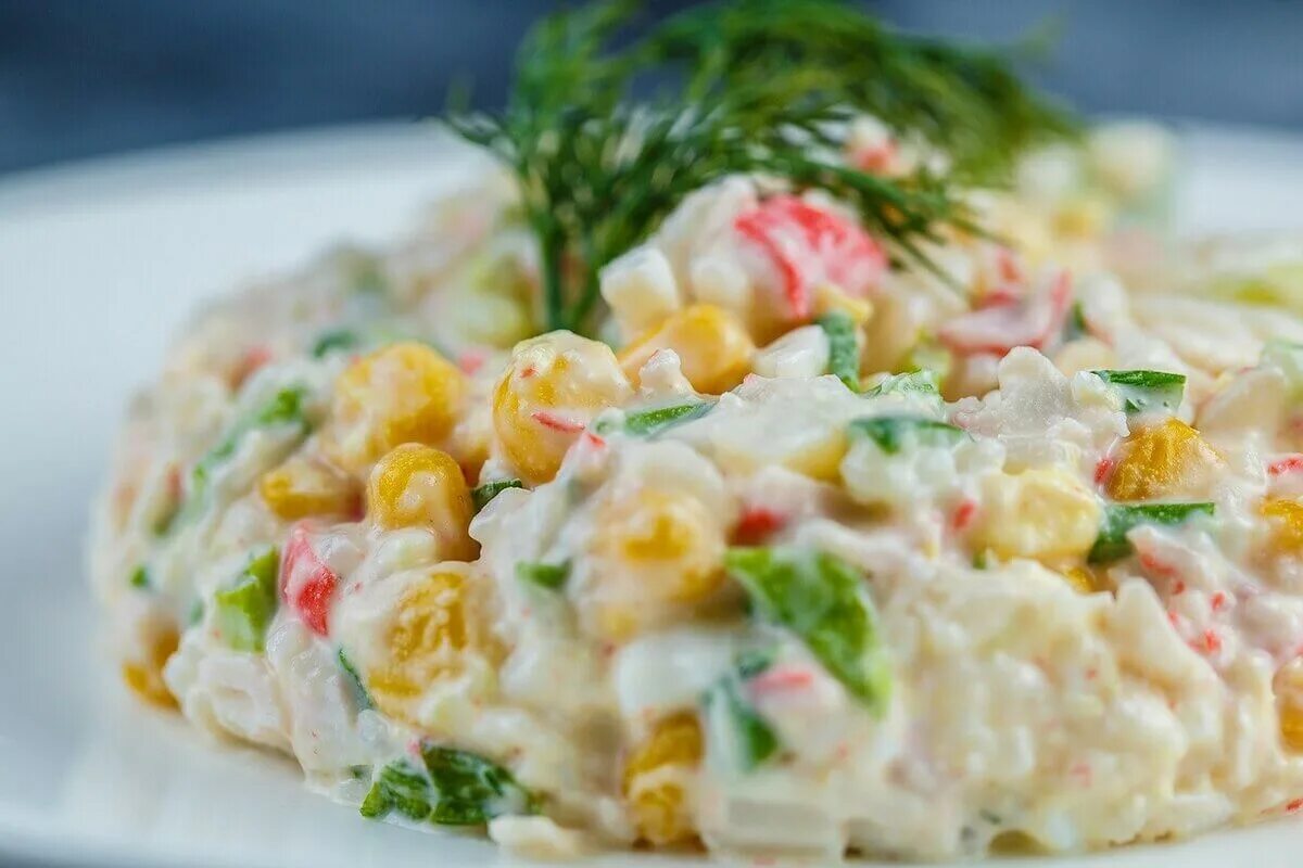 Оливье крабовый салат Мем. Салат с крабовыми палочками и кукурузой и рисом. Салат с крабовыми палочками и рисом. Салат скрабовами полочками