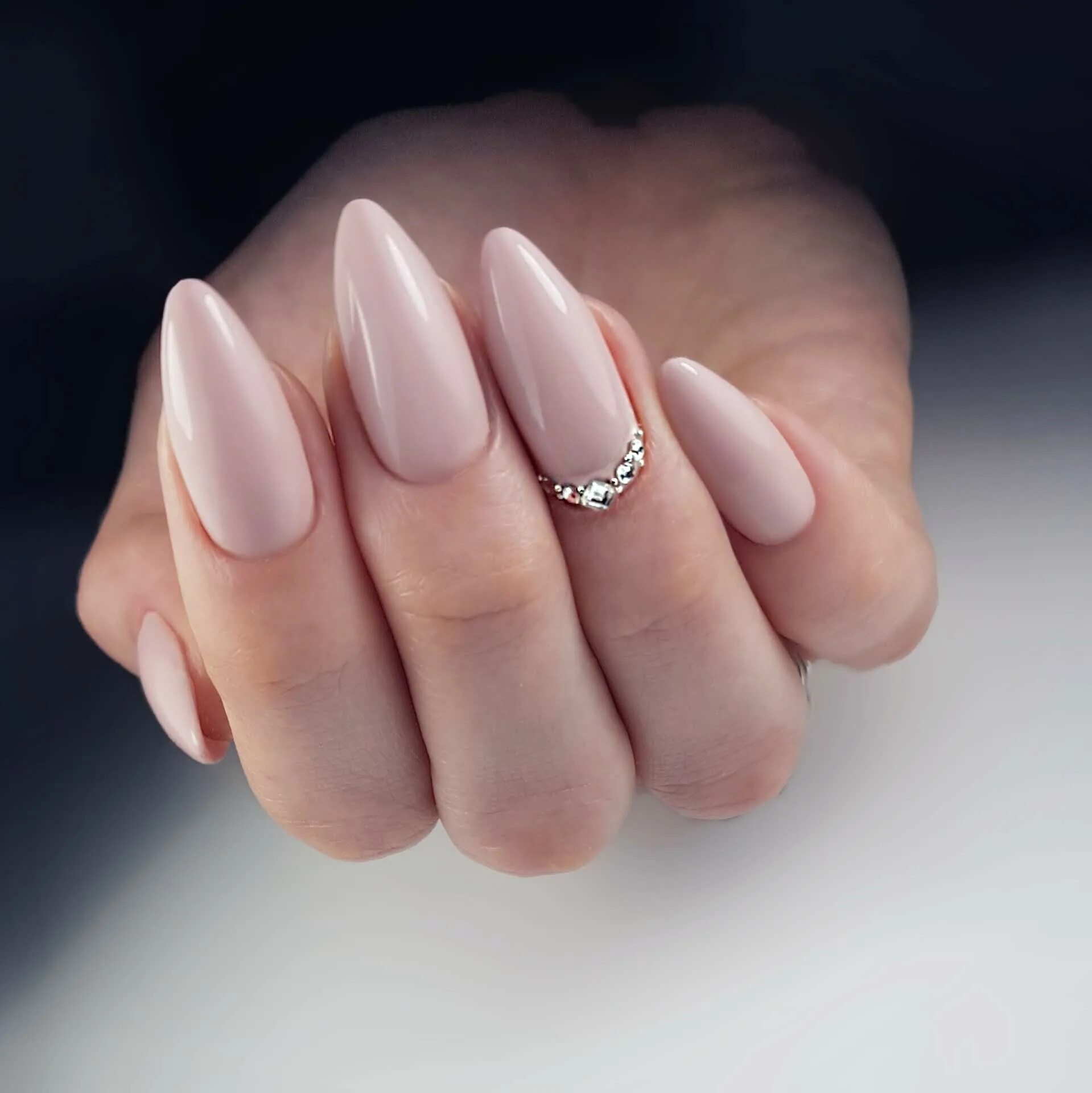 нежный маникюр со стразами на новый год Fashion nails, Gel nails, Elegant nails