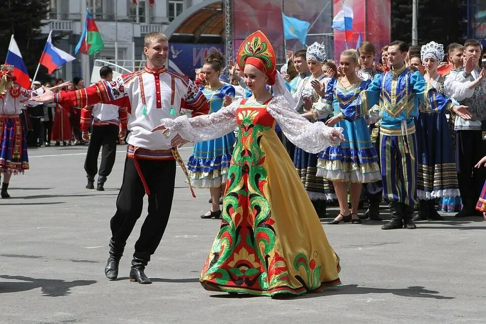 Новый 2012 в россии. Кемеровчане день города. День России 2012. Костюм России на день города. Костюм на день России.