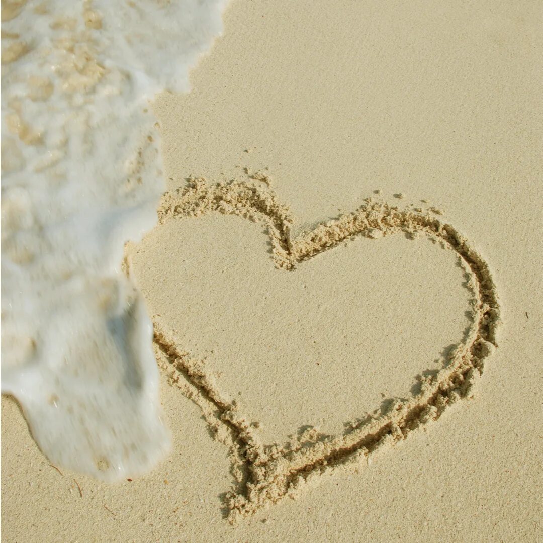 Следы любви. Романтические надписи на песке. Море пляж любовь. Света надпись на песке. Имена на песке у моря.