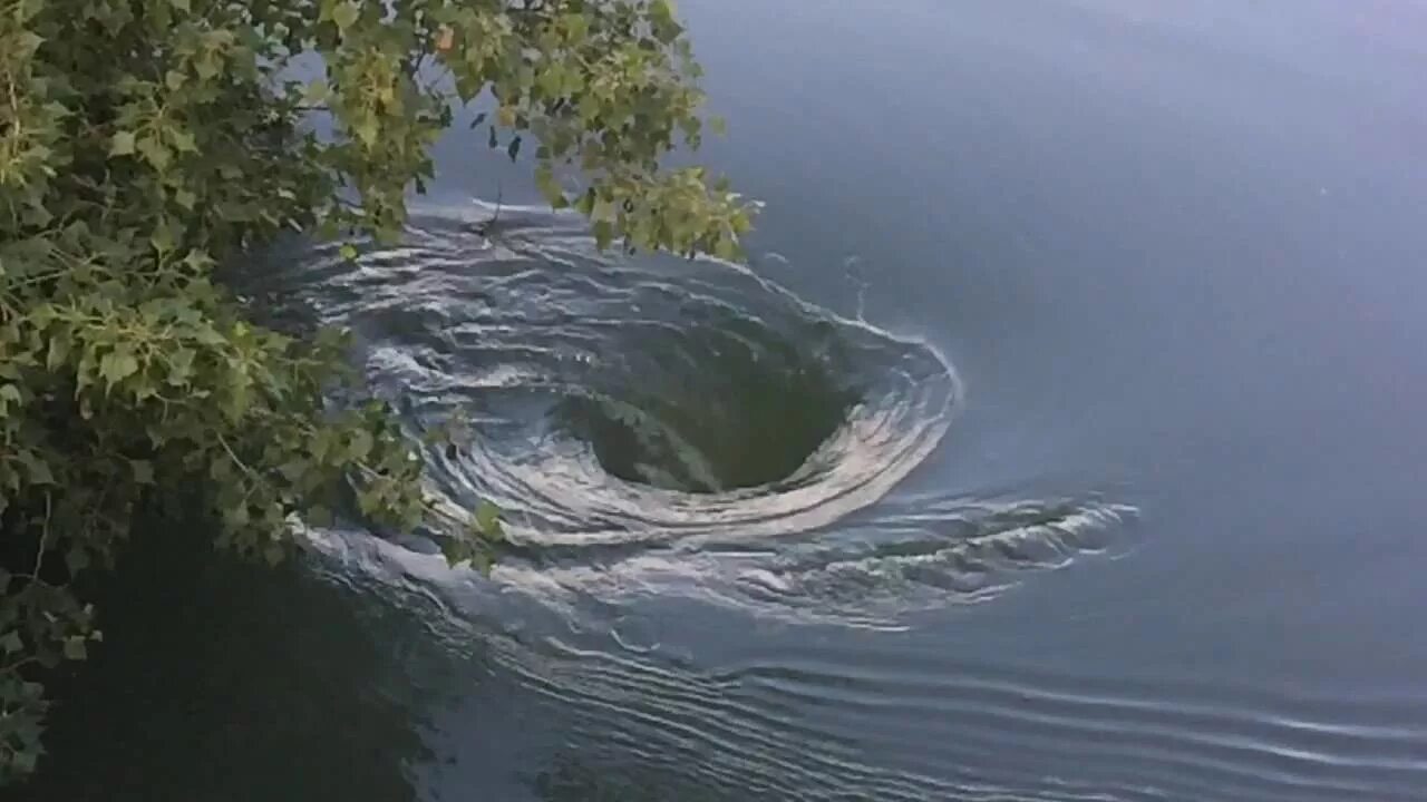 Водоворот на реке 8 букв. Москстраумен водоворот. Водоворот Корриврекан. Озеро Пеннер водоворот. Река Иртыш Горнослинкино.