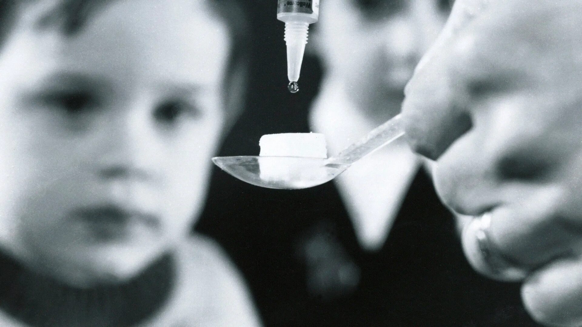 Вакцинация детей. Полиомиелит вакцина для детей. Дети больные полиомиелитом.