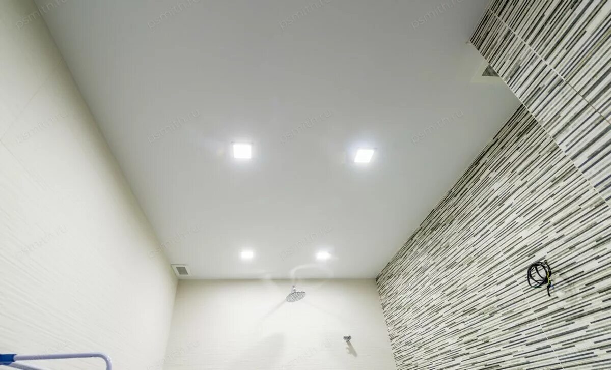 Белый потолок в ванной. Матовый натяжной потолок в ванной. Подвесной потолок в ванную матовый. Натяжной потолок в ванную матовый. Натяжной потолок белый матовый в ванную комнату.
