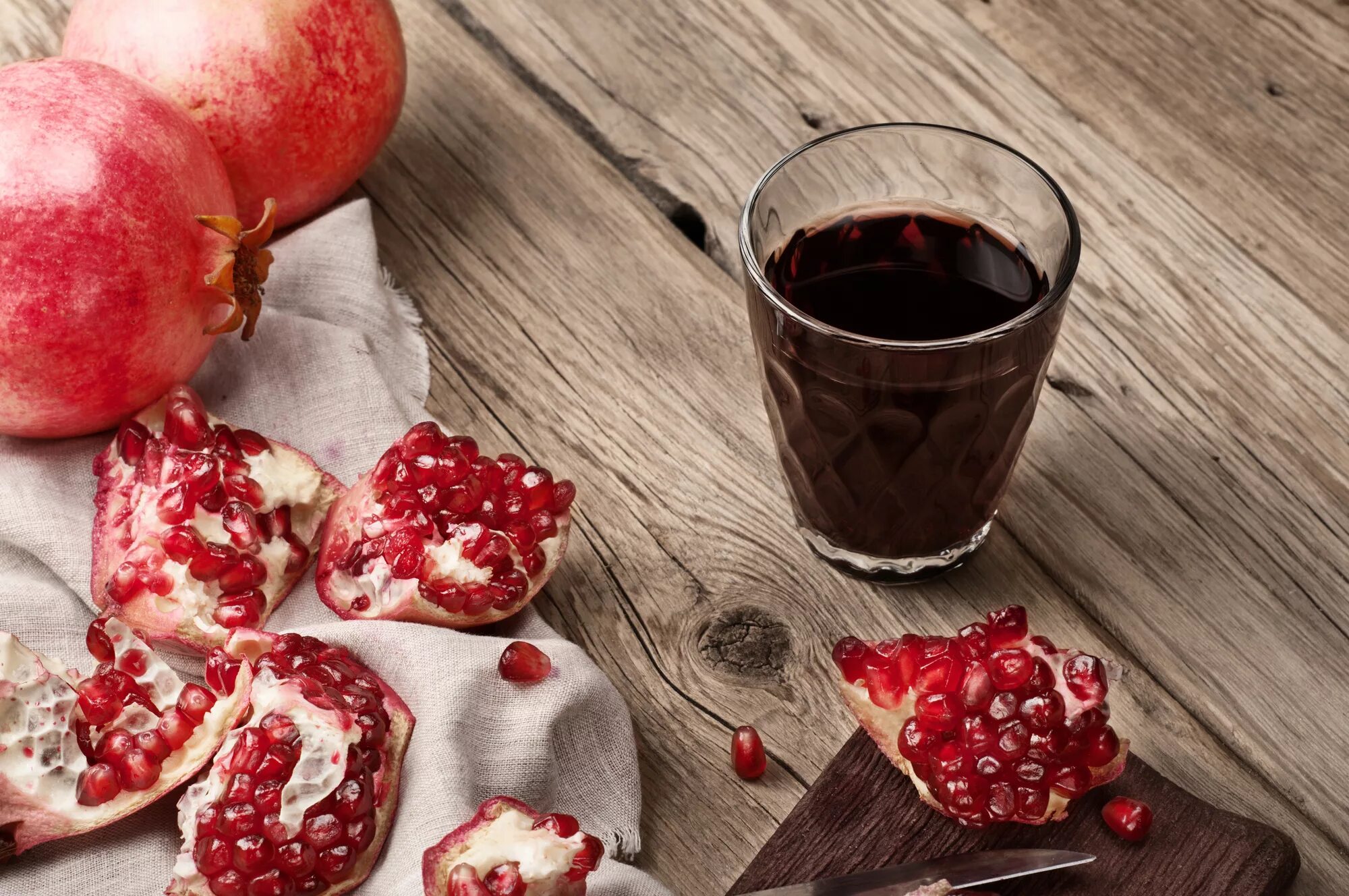Полезен ли гранатовый сок. Гранатовый сок после. Стакан гранатового сока польза. Гранатовый сок в стакане. Смузи гранатовый сок брокколи.