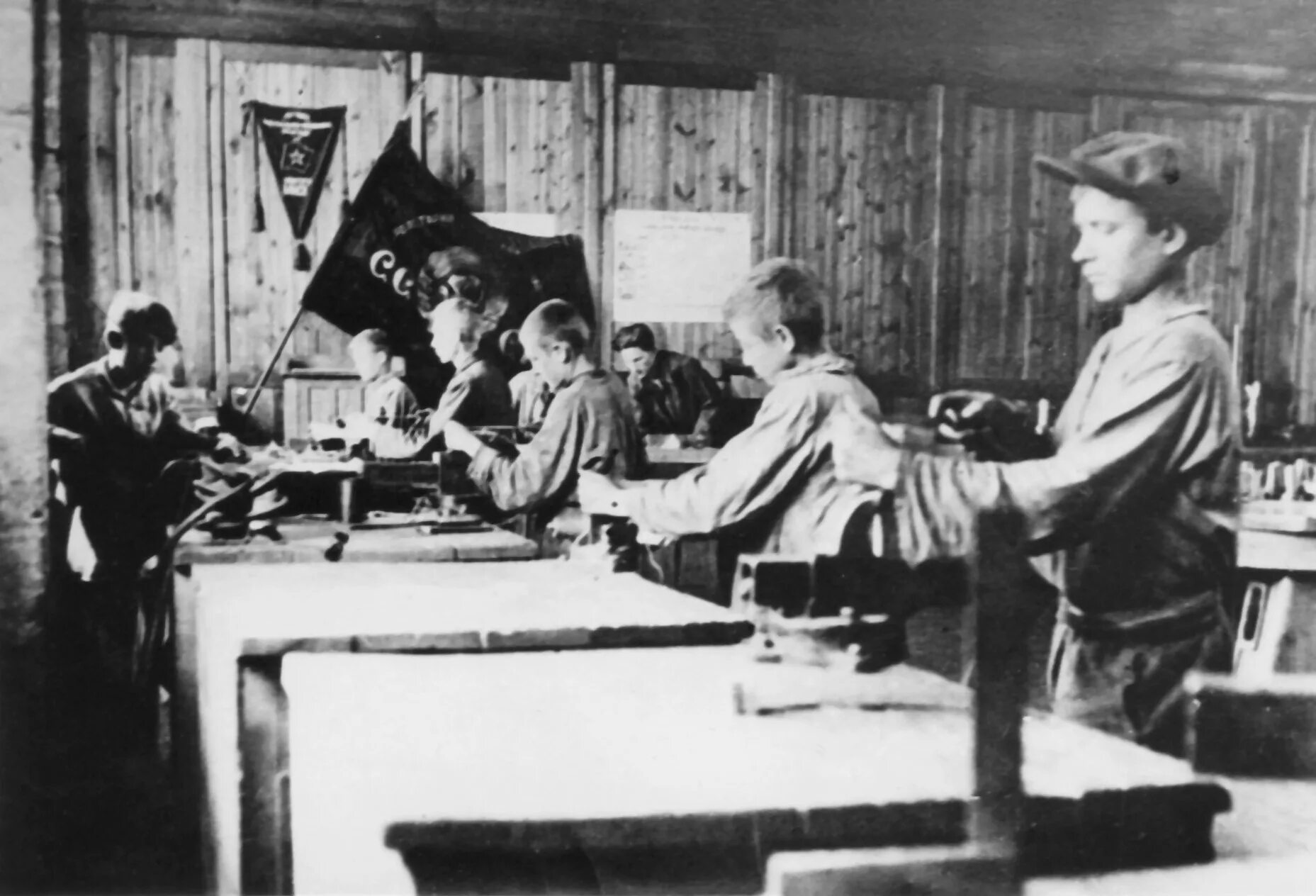 ремесленное училище. ремесленное училище текутьева тюмень. ремесленные училища в российской империи. студент ремесленного училища. чижовское училище в костроме.