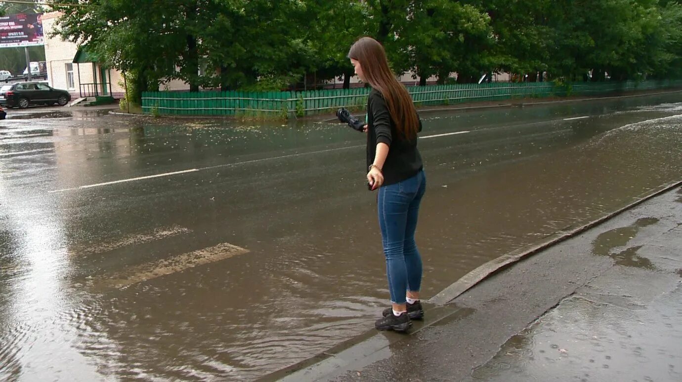 После дождя у школьного крыльца образовалась лужа