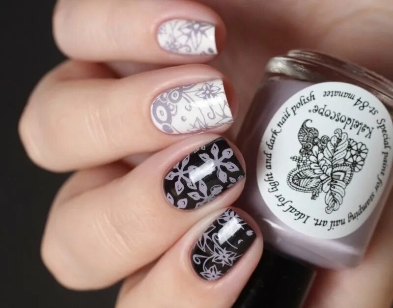 Стемпинг для ногтей. Маникюр на короткие ногти со стемпингом. Красивый маникюр со стемпингом. Манюки со степингом. Прозрачный маникюр со стемпингом.