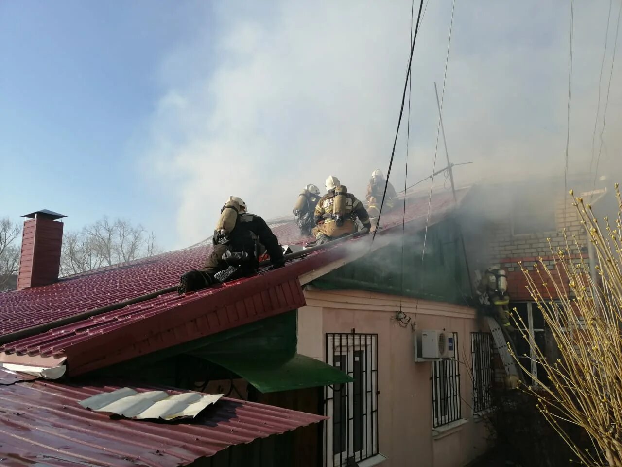 Курск что горит сейчас. Пожар курск запольная. курск пожар на запольной08. 08.2025. курск горит дом на запольной. пожар в курске сегодня.