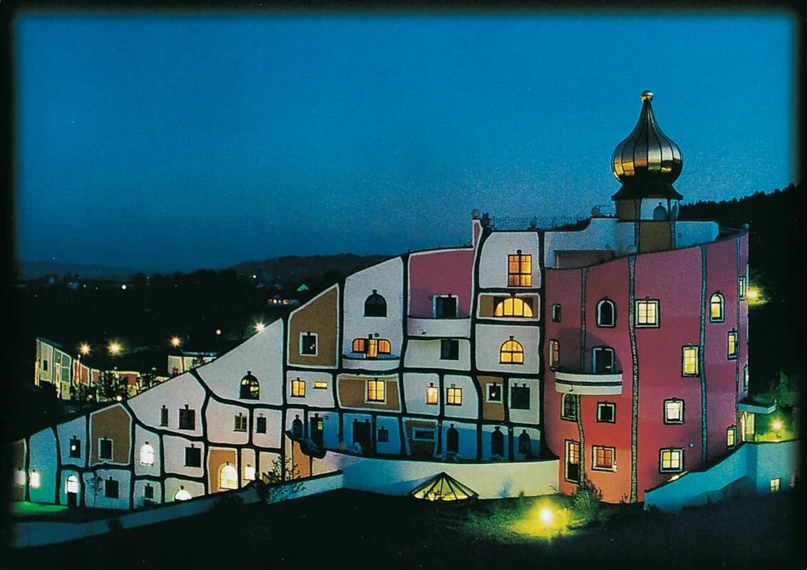 Bad village. Фриденсрайх Хундертвассер. Фриденсрайх Хундертвассер Hundertwasser. Фриден срайх хундертвайстер. Вена Архитектор Хундертвассер.